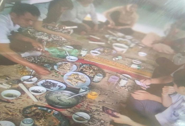 Mot truong hoc to chuc an nhau sau khi ket thuc khai giang truc tuyen