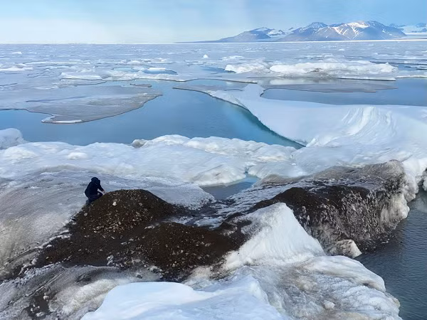 Lớp vỏ bên dưới 2 địa cực được nâng lên về độ cao, và vùng nâng lên dần lan rộng giống như một điểm phồng rộp khổng lồ. Dù sự dịch chuyển rất khó để quan sát bởi con người.