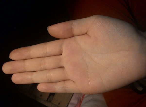 Người sở hữu bàn tay này nếu là nam, họ sẽ là trụ cột vững chắc cho gia đình. Nếu là nữ, họ là một người phụ nữ đảm đang, luôn cân đối được giữa việc chăm lo cho gia đình và công việc riêng của mình. 