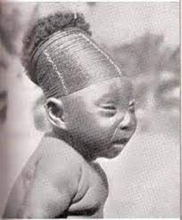 Các kiểu tạo hình đầu được chia thành ba nhóm: Phẳng, tròn hoặc hình nón. Vải sẽ được quấn từ một tháng sau khi sinh và được giữ tại chỗ trong khoảng sáu tháng.