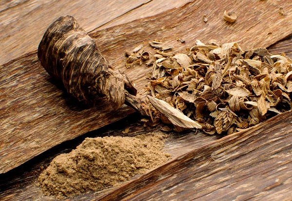  Kynam là loại trầm có phẩm chất cao, quý hiếm nhất và chứa nhiều nhất. Nó có chất nhẹ, mềm, dẻo, nhuyễn, khi nếm có vị chua, cay, đắng đắng ngọt ngọt, hương thơm tự nhiên cùng làn khói xanh, bay thẳng và dài lên không trung.