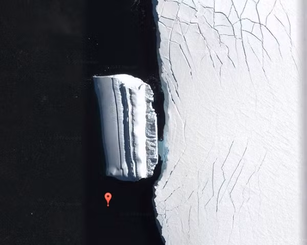 Rất nhiều bằng chứng phát hiện người ngoài hành tinh nhờ Google Earth. Trước đó, các thợ săn UFO xác nhận một vật thể lạ, dài chừng 500 mét ở vùng biển ngoài khơi Nam Cực, được cho là một con tàu bí ẩn hoặc căn cứ dưới nước của người ngoài hành tinh.