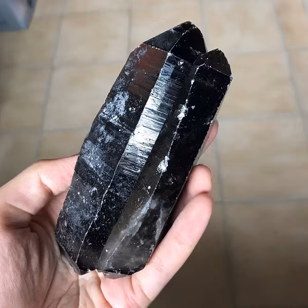 Khi thạch anh khói được mặt trời chiếu rọi vào thì các tia sáng của loại đá này được định hướng ngẫu nhiên và không xác định. Với những hướng sáng đó người ta thường gọi đó là vô cực.