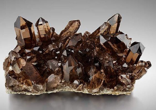 Thạch anh khói không chỉ sở hữu vẻ ngoài độc đáo mà còn sở hữu rất nhiều tác dụng lớn đến cho sức khỏe, sự nghiệp cũng như sinh hoạt của người sở hữu chúng.