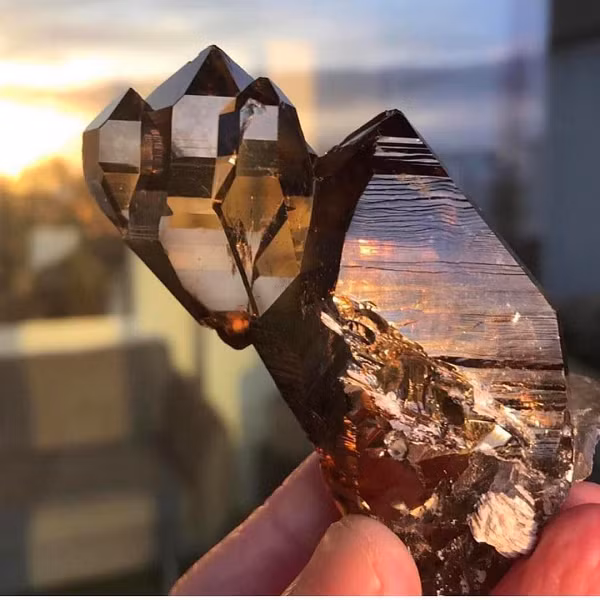 Hiện nay loại thạch anh khói được sử dụng phổ biến để chế tác thành các sản phẩm trang sức như dây chuyền, vòng tay… Hiện nay loại thạch anh khói giá trị nhất chính là thạch anh khói ánh sao.