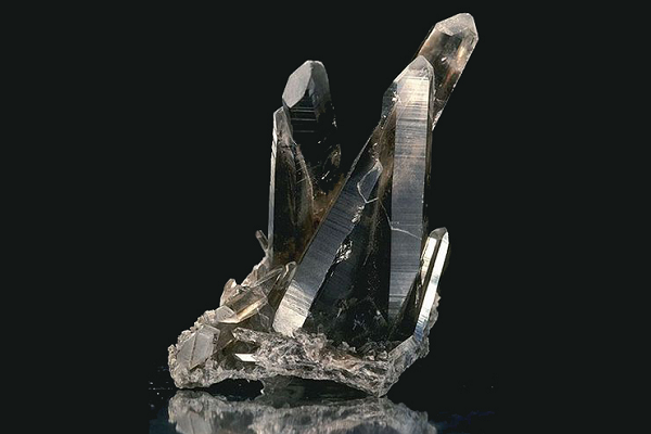 Người ta tin rằng, mang thạch anh khói bên người có thể mang lại vượng khí, sự may mắn, giúp sự nghiệp luôn suôn sẻ, thuận lợi. Thạch anh khói giúp bạn mang đến mọi sự thuận lợi, suôn sẻ trong công việc, phát triển kinh doanh suôn sẻ.