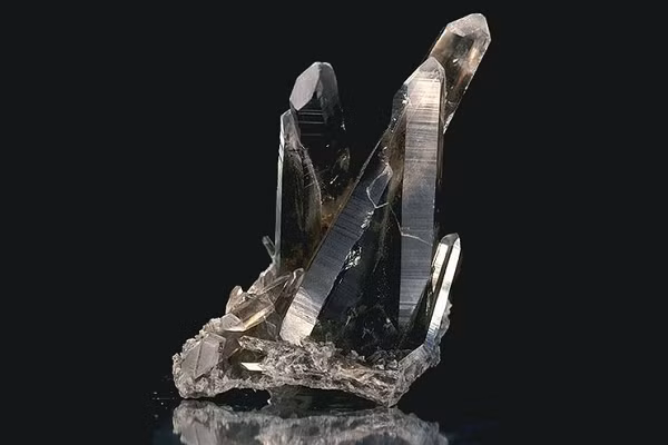 Người ta tin rằng, mang thạch anh khói bên người có thể mang lại vượng khí, sự may mắn, giúp sự nghiệp luôn suôn sẻ, thuận lợi. Thạch anh khói giúp bạn mang đến mọi sự thuận lợi, suôn sẻ trong công việc, phát triển kinh doanh suôn sẻ.