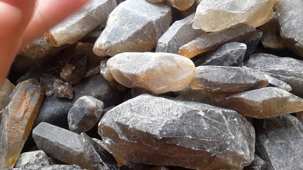 Và nếu như các vectơ từ trường và điện trường đều có cùng hướng thì ánh sáng chiếu vào đá thạch anh khói sẽ phân cực. Mời các bạn xem video: Khung cảnh thiên nhiên tuyệt đẹp tại các quốc gia ít dân nhất thế giới. Nguồn: VTC. 