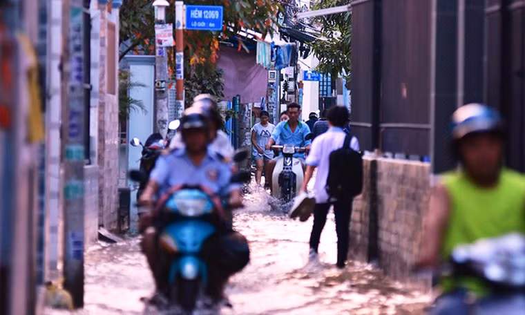 Triều cường gây ngập nặng trong một con hẻm ở TP HCM.