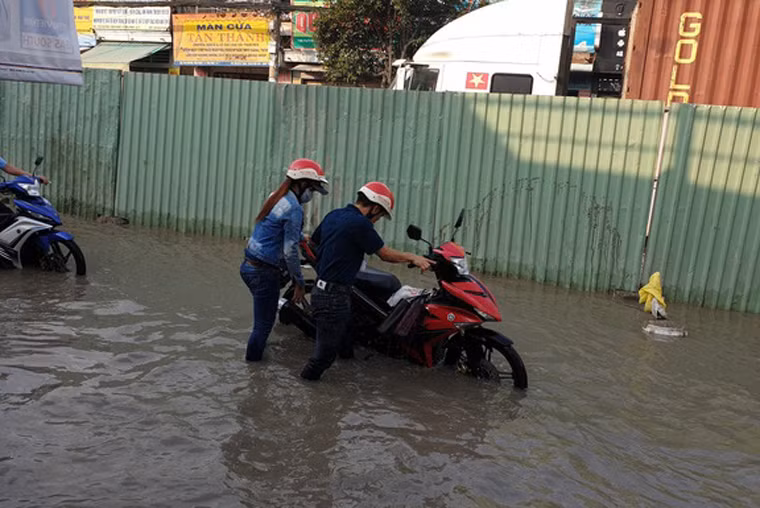 Nước ngập phố nên cuộc sống của nhiều người dân bị xáo trộn