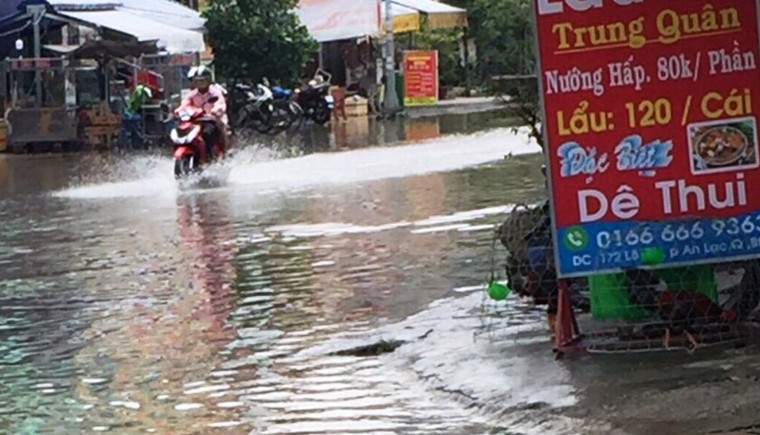Trieu cuong vuot muc bao dong, nguoi dan TP HCM khon don