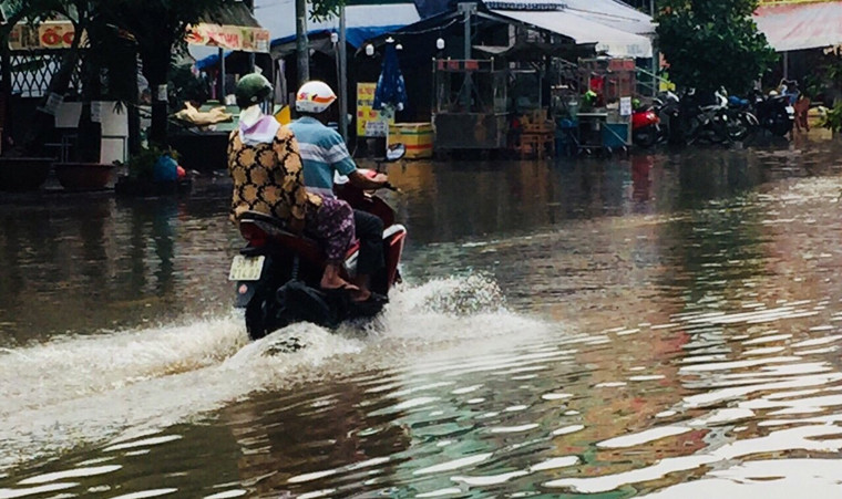 Đường ngập đúng vào giờ cao điểm buổi sáng khiến tình trạng kẹt xe diễn ra trầm trọng. Hàng nghìn phương tiện bì bõm trong nước, nhiều xe chết máy phải dắt bộ.