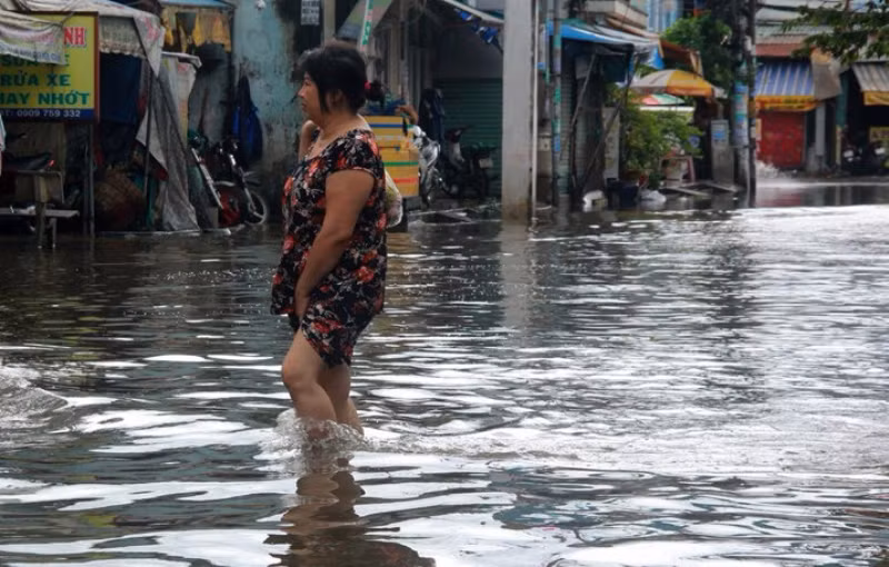 Người dân một phen khốn đốn vì triều cường tháng 9 âm lịch.