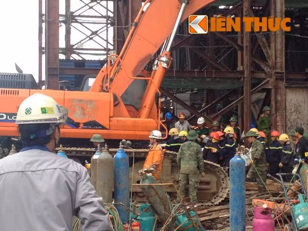 Ảnh lực lượng cứu hộ đưa nạn nhân vừa tìm được ra xe cứu thương.