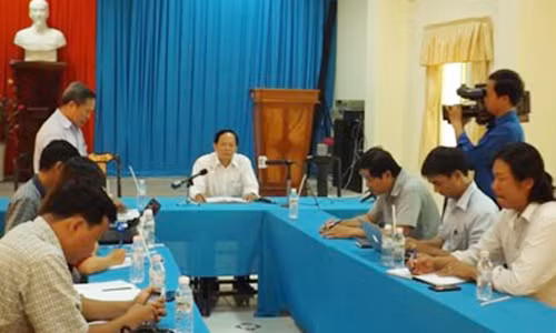 Hieu truong truong nu sinh bi danh hoi dong xin tu chuc