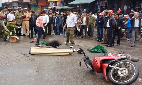 Nga xuong duong, thieu nu bi xe tai can ngang nguoi