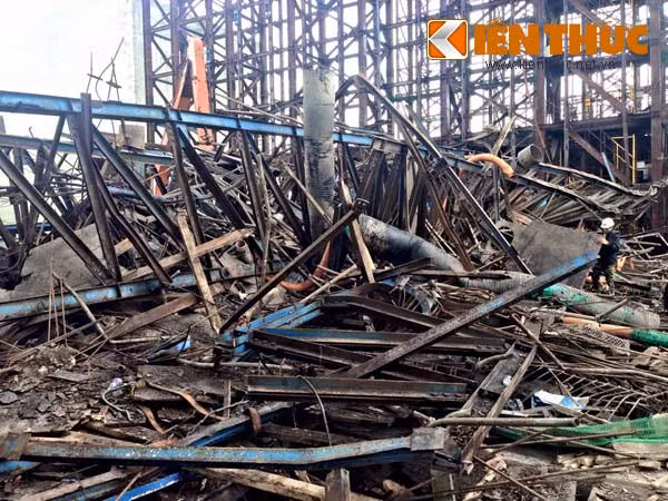 Hàng tấn sắt thép nằm chồng chất lên nhau.