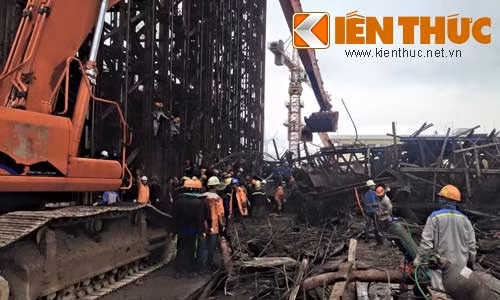 Công tác cứu hộ đang diễn ra hết sức khẩn trương.