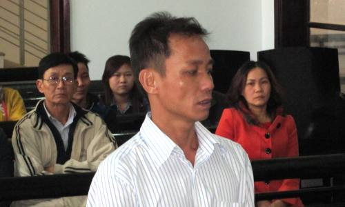 Bị cáo Dương Xuân Hoa trước vành móng ngựa.