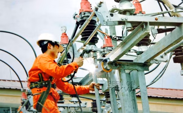 10. EVN thông báo tăng 7,5% giá điện. Chiều 6/3, Tập đoàn Điện lực VN đã họp báo về việc giá điện tăng 7,5% từ ngày 16/3.Ông Đinh Quang Tri khẳng định, với mức tăng giá 7,5% từ ngày 16/3, EVN sẽ tăng doanh thu được khoảng 13.000 tỉ.