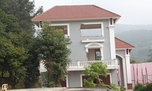 3. Tướng Phan Như Thạch tháo dỡ biệt thự trái phép. Ngày 4/3, gia đình thiếu tướng Phan Như Thạch (nguyên Giám đốc CA tỉnh Quảng Nam) bắt đầu tháo dỡ biệt thự xây dựng trái phép tại Đà Nẵng.