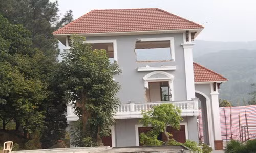 3. Tướng Phan Như Thạch tháo dỡ biệt thự trái phép. Ngày 4/3, gia đình thiếu tướng Phan Như Thạch (nguyên Giám đốc CA tỉnh Quảng Nam) bắt đầu tháo dỡ biệt thự xây dựng trái phép tại Đà Nẵng.