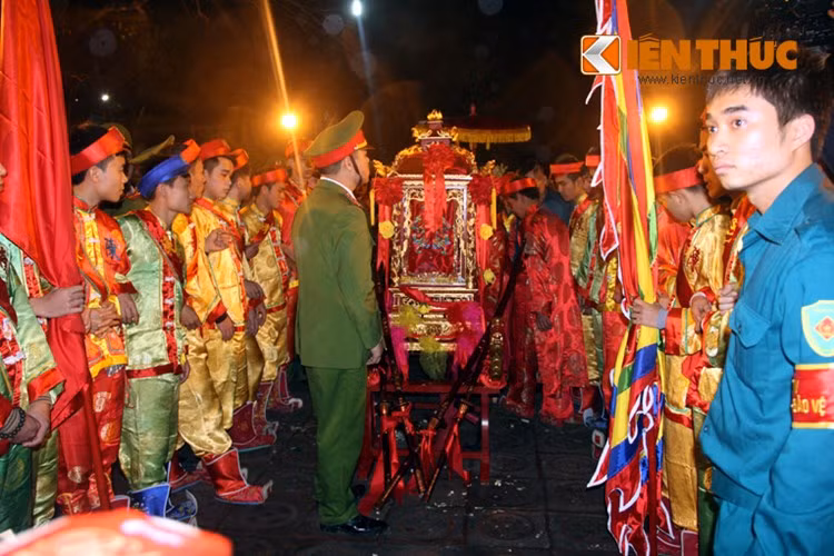 4. Khai ấn đền Trần, chen nhau cướp lộc. Đúng 23h20 phút ngày 4/3, lễ rước kiệu khai ấn đền Trần chính thức bắt đầu. Ngay sau đó, hàng nghìn người bắt đầu đổ về để lễ đầu năm.