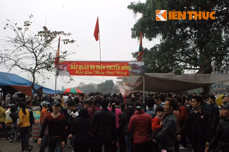 2. Liền anh, liền chị vẫn vô tư xin tiền tại Hội Lim. Sáng 3/3, Hội Lim Bắc Ninh chính thức khai hội, hàng nghìn khách thập phương chen nhau tới tham dự.