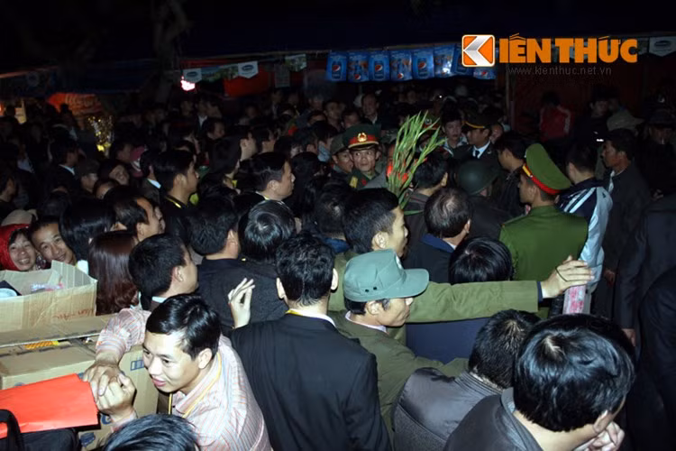 6h sáng ngày 5/3 mới chính thức phát ấn nhưng người dân đã xếp hàng từ 1h sáng. Lực lượng an ninh phải làm việc hết công suất nhưng tình trạng chen lấn xô đẩy vẫn diễn ra...Người dân còn đua nhau cướp lộc tạo nên một cảnh hỗn loạn tại đền Trần.