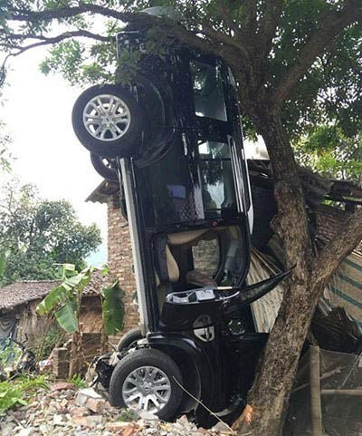 5.Khởi tố bí thư huyện ủy gây TNGT làm 3 người chết. Chiều 4/3, Đại tá Nguyễn Hữu Dũng, Phó Giám đốc Công an tỉnh Cao Bằng cho biết, cơ quan cảnh sát điều tra Công an tỉnh Cao Bằng đã khởi tố vụ án, khởi tố bị can đối với ông Lãnh Đức Dũng, Bí thư Huyện ủy Hà Quảng để điều tra về hành vi vi phạm quy định về trật tự an toàn giao thông đường bộ. Trước đó chiều 30/1 ông Dũng đã điều khiển ô tô và xảy ra va chạm với xe gắn máy khiến 3 người trong 1 gia đình tử vong.