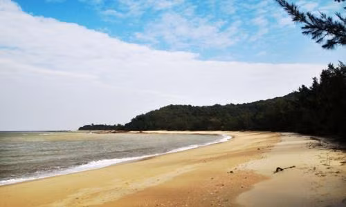 Lot quan ao, danh tap the ban den chet tren bien Co To