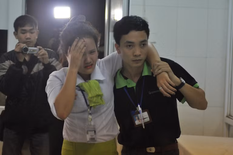 10. Hàng loạt người ngất xỉu ở siêu thị BigC The Garden. Chiều 14/3, đang mua sắm ở siêu thị BigC The Garden (Nam Từ Liêm, Hà Nội), nhiều người bỗng nhiên ngất xỉu, buồn nôn. Khoảng 20-30 người bị ngất, nôn ói nằm la liệt ở hành lang siêu thị, trong đó có cả nhân viên thu ngân.