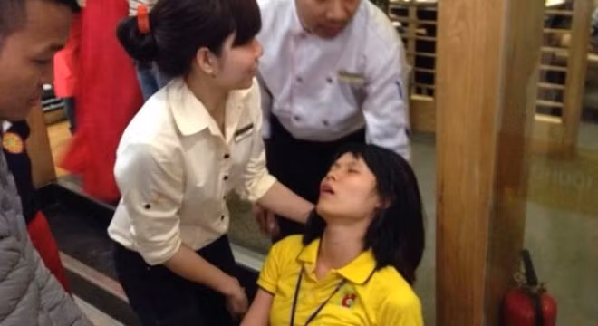 Nguyên nhân khiến nhiều người ngất xỉu là do tầng hầm của tòa nhà quá ngột ngạt vì không có hệ thống quạt thông gió. Chiều 14/3, ống khí xăng của một xe máy bị hở, trong khi hầm có quá nhiều xe đang nổ máy để ra ngoài, khiến không khí ngột ngạt nên nhiều người bị nhiễm độc. Lãnh đạo công an quận Nam Từ Liêm cho biết, sẽ đề nghị TP Hà Nội tạm đình chỉ hoạt động của BigC The Garden để kiểm tra và khắc phục sự cố.