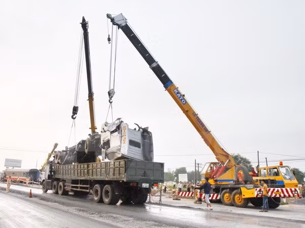 Vụ tai nạn khiến đầu tàu bị cắt rời khỏi đoàn tàu và tiếp tục lao về phía trước khoảng gần 1km thì dừng lại. Do va đập mạnh với xe tải, lái tàu đã tử vong. Có ba toa tàu văng ra khỏi đường ray. Phải hơn 1 ngày sau tới 21h tối 11/3, đường sắt Bắc - Nam mới được thông sau vụ tai nạn.
