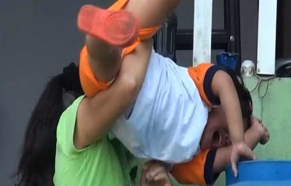 Cha ruot nem con 2 tuoi xuong san khien be chet tai cho