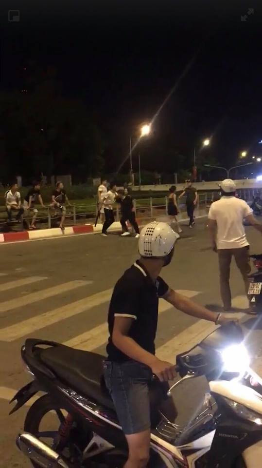 Nhiều người đi đường khiếp sợ không dám di chuyển khi thấy nhóm thanh niên chém nhau.