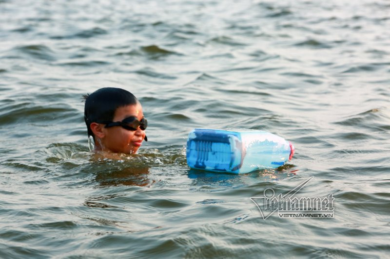 Hoặc chỉ là những chiếc can để làm "phao".