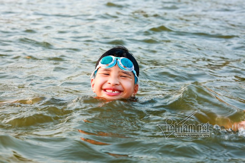 Khu vực này có sóng nhỏ, nước khá trong.