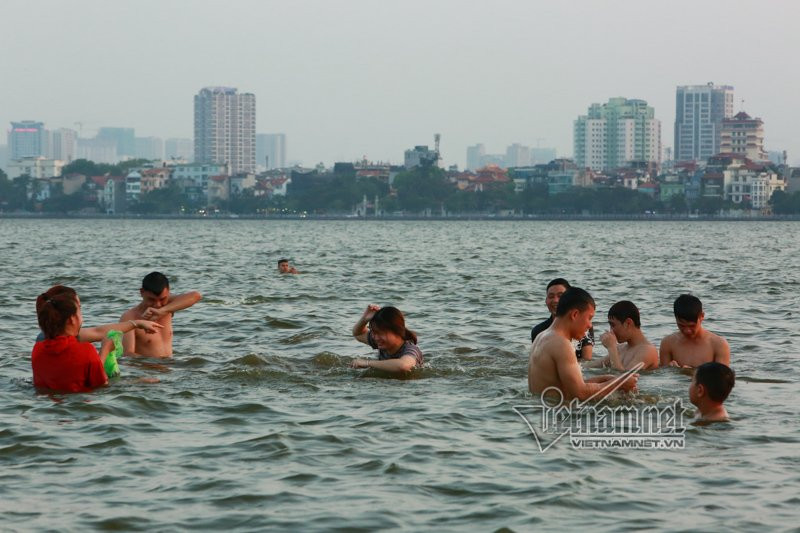 Nam thanh nữ tú Hà thành vui đùa trong "bể bơi" khổng lồ.