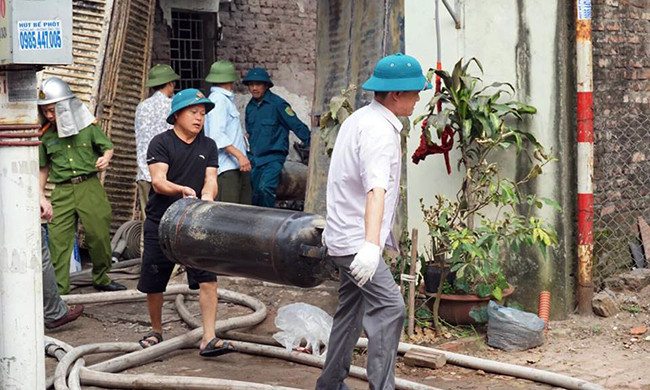 Nhiều bình gas bên trong ngôi nhà nhanh chóng được lực lượng chức năng đưa ra ngoài để đảm bảo an toàn. Hiện nguyên nhân xảy ra cháy cửa hàng chăn ga gối đang được làm rõ.