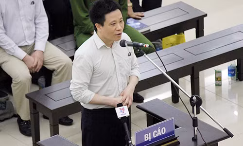 Bị cáo Hà Văn Thắm lên nói lời sau cùng.