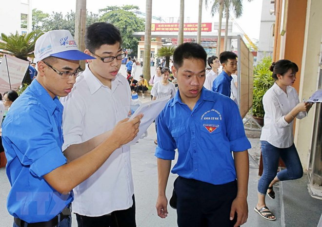 Sinh viên tình nguyện tham gia hoạt động tiếp sức mùa thi 2017. (Ảnh: Văn Điệp/TTXVN).