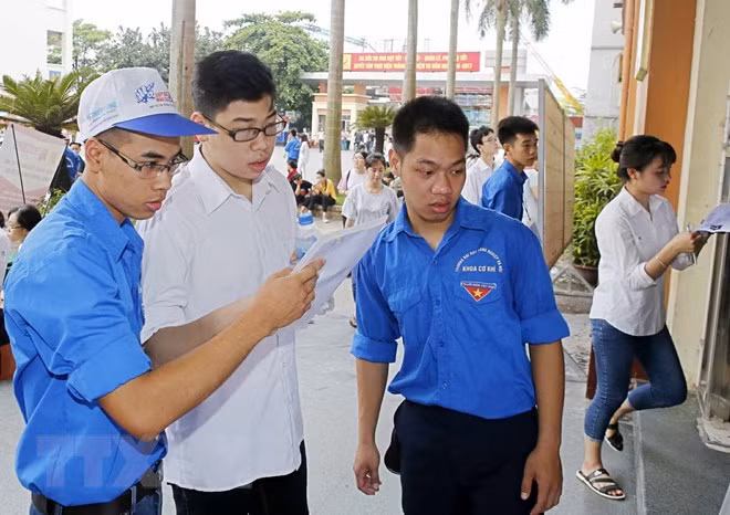 Sinh viên tình nguyện tham gia hoạt động tiếp sức mùa thi 2017. (Ảnh: Văn Điệp/TTXVN).