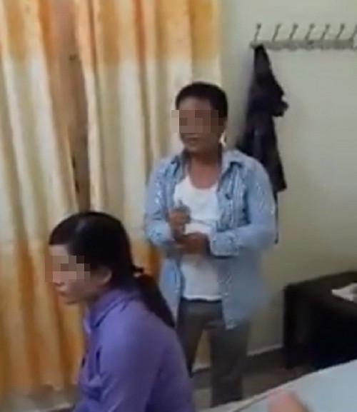 Hình ảnh ông Q. - Trưởng công an xã Phong Lộc bị bắt quả tang vào nhà nghỉ cùng vợ người khác để "tâm sự". Ảnh cắt từ clip.