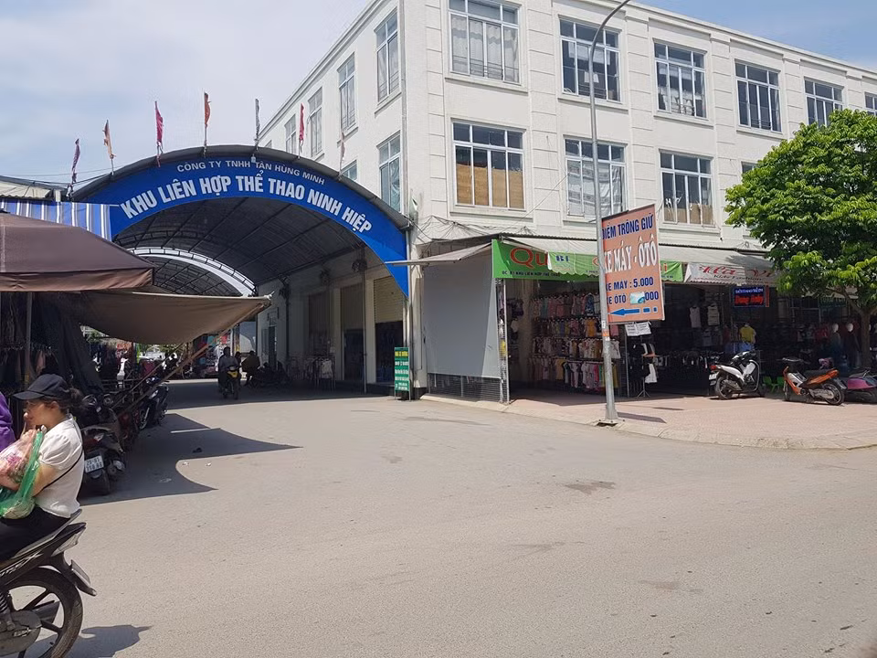 Khu liên hợp thể thao Ninh Hiệp.