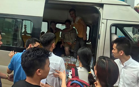 Anh Hoàng cùng người thân, bạn bè đưa thi thể vợ cùng hai con về quê an táng.