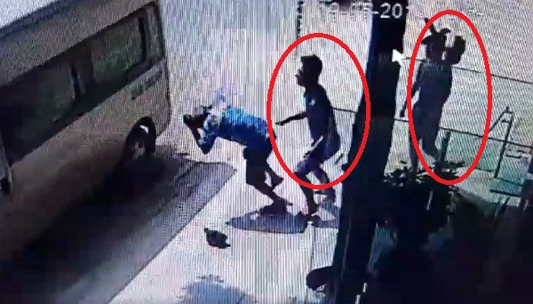 Hai nam thanh niên được cho là nhân viên khách sạn Phương Tùng (khoanh đỏ) đuổi đánh lái xe trung tuổi. Ảnh cắt từ clip.