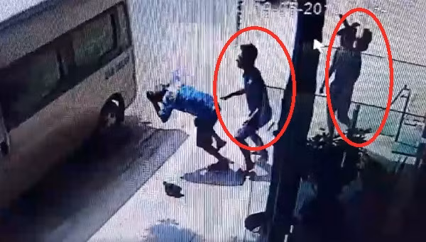 Hai nam thanh niên được cho là nhân viên khách sạn Phương Tùng (khoanh đỏ) đuổi đánh lái xe trung tuổi. Ảnh cắt từ clip.