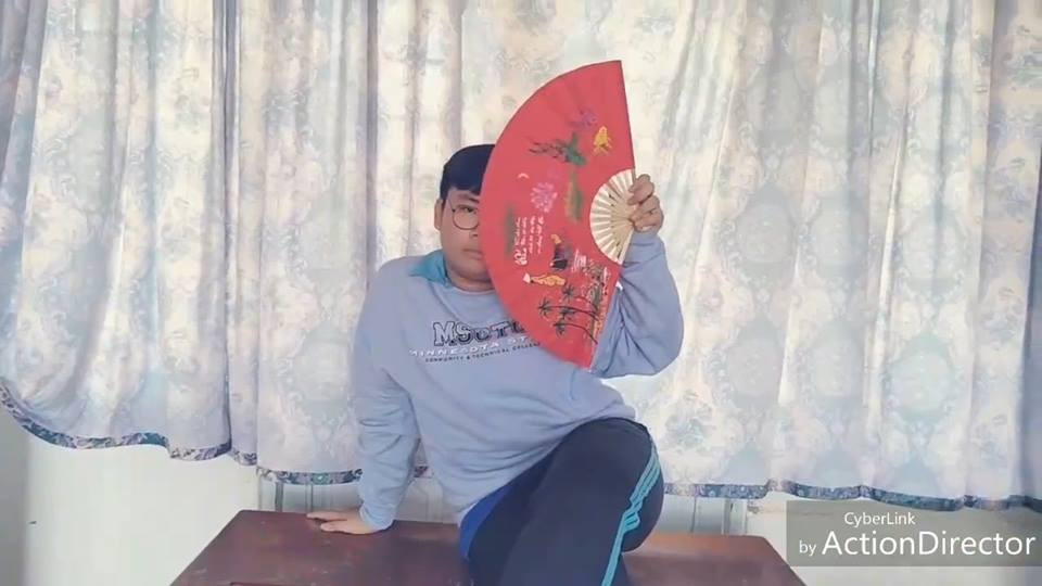 Bằng phụ kiện thô sơ, cây nhà lá vườn, nhóm học sinh đã thu hút ánh nhìn của mọi người ngay khi xuất hiện.