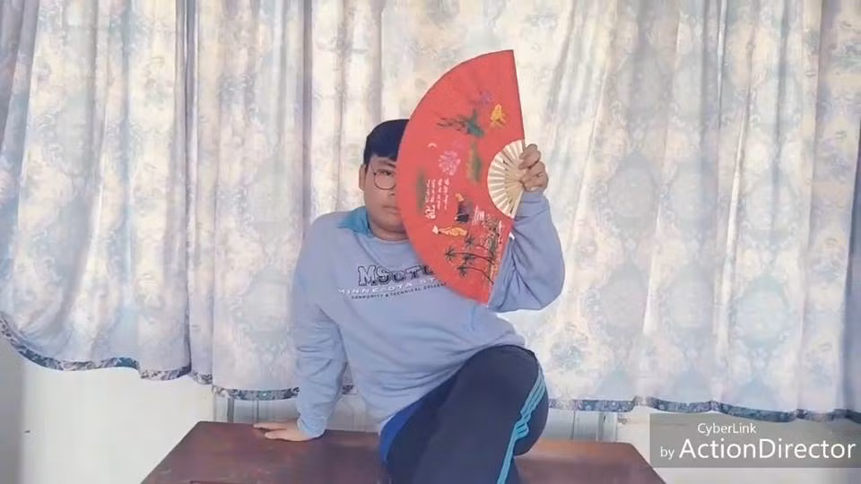 Bằng phụ kiện thô sơ, cây nhà lá vườn, nhóm học sinh đã thu hút ánh nhìn của mọi người ngay khi xuất hiện.